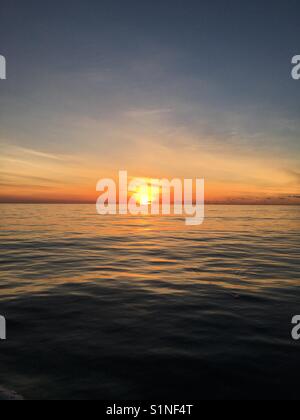 Lever de soleil sur une mer très calme dans l'océan Atlantique Banque D'Images