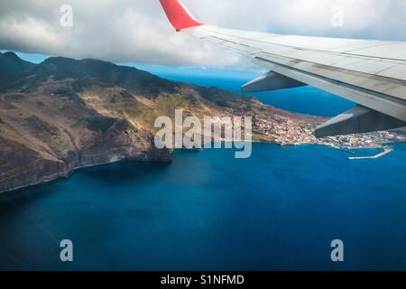 Avion survolant l'île de Madère, le matin du 27 août, 2017 Banque D'Images