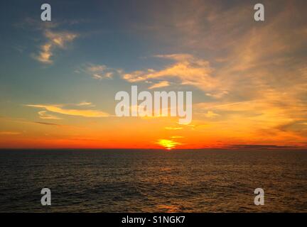 Ciel coloré comme le soleil se lève sur l'océan Atlantique Banque D'Images