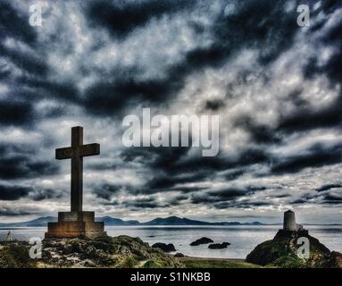 Cross Memorial et le phare sur l'île Llanddwyn off plage Newborough sur Anglesey, au nord du Pays de Galles Banque D'Images