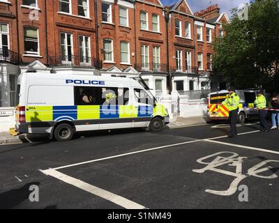 Alerte de sécurité à Parsons Green station de métro. L'évacuation de la police après l'explosion sur le train à la station de métro Parsons Green Banque D'Images