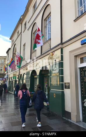 Rue du Château de Cardiff, Pays de Galles, montrant un magasin de souvenirs Banque D'Images