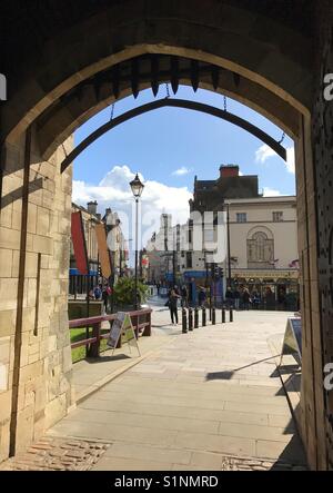 Le centre-ville de Cardiff encadrée par l'arche du château Banque D'Images