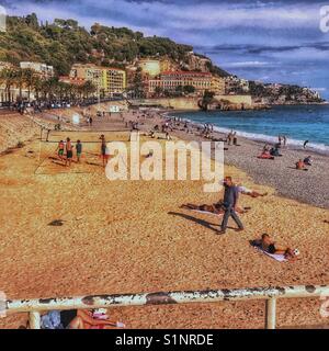 Vue sur la plage de Nice, France. Banque D'Images