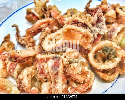 Escombros ou deep fried squid bébé, une délicatesse traditionnelle espagnole Banque D'Images