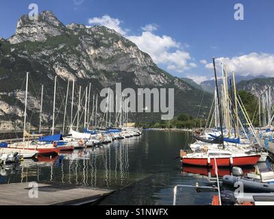 Voiliers dans le port à Riva del Garda, Lac de Garde, Italie Banque D'Images