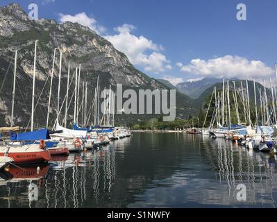 Bateaux dans le port à Riva del Garda, Lac de Garde, Italie Banque D'Images