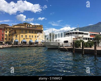 Le petit port de Riva del Garda, Italie, avec un ferry amarré à quai Banque D'Images