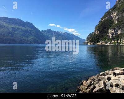 Les eaux encore sur le pittoresque lac de Garde Banque D'Images