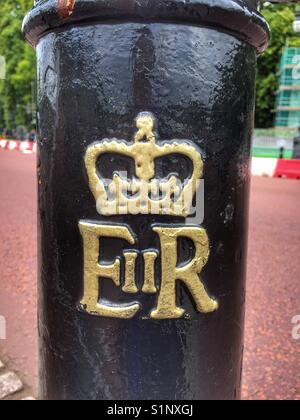Royal Crest sur un poteau à l'extérieur de Buckingham Palace, à Londres, en Angleterre Banque D'Images