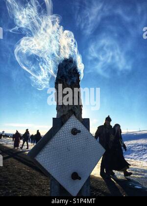 Les protecteurs de l'eau et les anciens combattants à pied le 4 décembre, 2016 Standing Rock Oceti Sakowin camp dans le Dakota du Nord. Banque D'Images