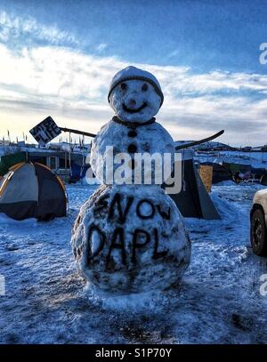 Pas dapl snowman, Oceti sakowin camp de Standing Rock (Dakota du Nord décembre 2016 Banque D'Images