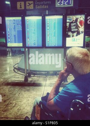 Hauts homme en fauteuil roulant, à la carte au départ de l'aéroport El Altet, Alicante, Espagne Banque D'Images