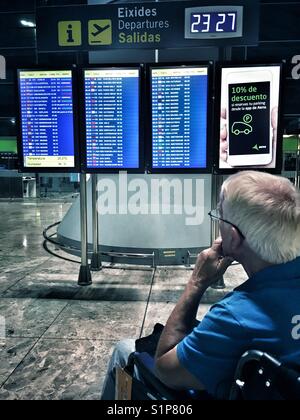 Hauts homme en fauteuil roulant à bord au départ de l'aéroport El Altet, Alicante, Espagne Banque D'Images