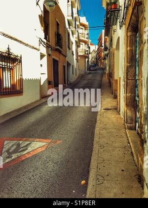 Ruelle avec peintes sur la route de l'avertissement de piétons dans la vieille ville, Javea, Alicante Province , Espagne Banque D'Images