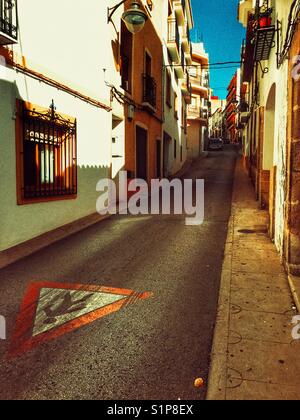 Ruelle avec une enseigne peinte sur la route de l'avertissement de piétons dans la vieille ville, Javea, Alicante Province, Espagne Banque D'Images