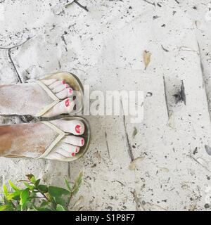 Pieds de sable en tongs à la plage, en Australie Banque D'Images