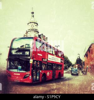 Metroline bus allant à Tottenham Court Road, avec Boston Arms pub en arrière-plan. Promenade Tufnell Park, Londres, Angleterre Banque D'Images