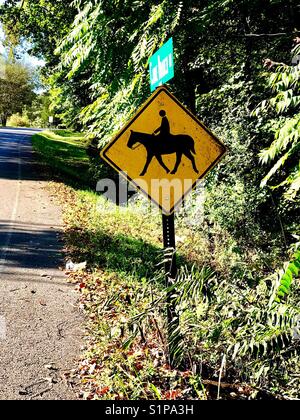 L'équitation road sign on country road in rural tennesee Banque D'Images