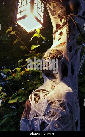 Enveloppé d'Halloween maman liée au lampadaire, avec une araignée géante au-dessus. Cette exposition décore le parc d'attractions Busch Gardens, à Williamsburg, en Virginie. Banque D'Images