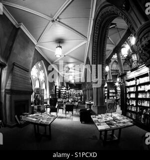 L'intérieur de la Wool Exchange librairie à Bradford, West Yorkshire. Banque D'Images