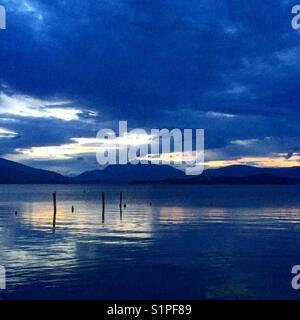 Le loch Lomond et le Ben Lomond au coucher du soleil de Duck Bay. Banque D'Images