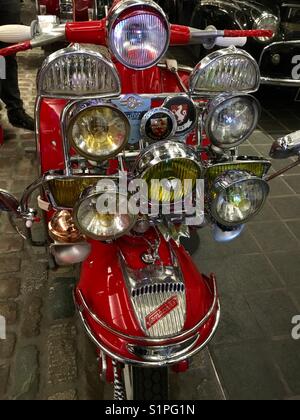 Moto Lambretta rouge sur l'affichage à l'vintage motor show Greenwich London England Banque D'Images