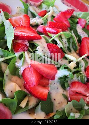 Salade de fraises et épinards verts. Banque D'Images