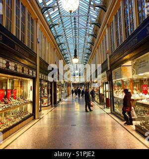 L'Argyll Arcade, Glasgow. Une galerie marchande dominée par les magasins de bijoux - où l'engagement et acheté traditionnellement Glaswegians de mariage. Banque D'Images