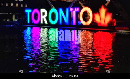 Toronto illuminé et signer la feuille d'érable, Ontario, canada Banque D'Images