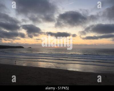 Coucher du soleil à la plage de Fistral, Newquay en Cornouailles, Royaume-Uni. L'accueil de la surf. Banque D'Images