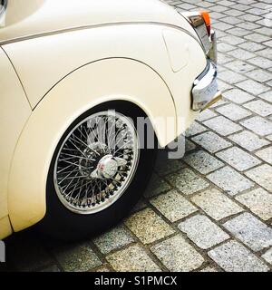 Roue à rayons de fil sur Jaguar 3.4 Mark 2 voiture garée sur les pavés en pierre. Banque D'Images