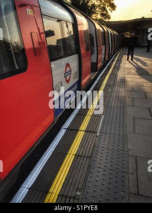 Une ligne nord train de tube à la station de métro East Finchley au Nord de Londres, Angleterre Banque D'Images