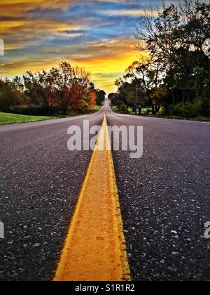 Vue de l'hdr lever du soleil près de Orono, Ontario, canada à l'automne à partir de mi-chemin rural au cours de l'automne Banque D'Images