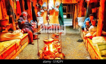 Intérieur de maison longue sod scandinave viking reconstruit, L'Anse aux Meadows, Terre-Neuve, Canada Banque D'Images