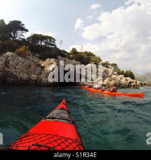 Kayak dans les grottes de la mer dans la mer Adriatique, la Croatie, l'Europe Banque D'Images