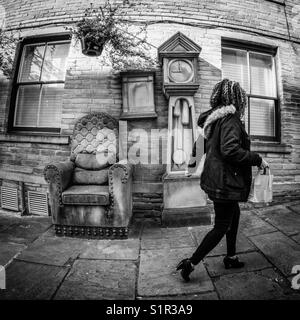 L'horloge de grand-père et d'une chaise, petite Allemagne, Bradford. Banque D'Images