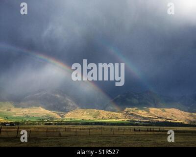 Double Rainbow suit un orage estival sur la Paradise Valley, Montana, États-Unis, juste au nord du parc national de Yellowstone. Banque D'Images