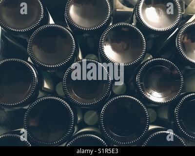 Les bouteilles de vin dans une cave Banque D'Images