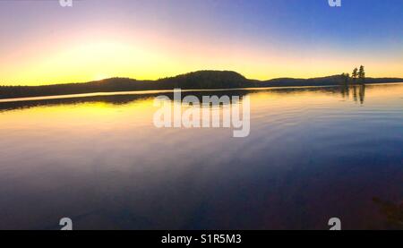 Réflexions sur l'Island Lake portrait panoramique Banque D'Images