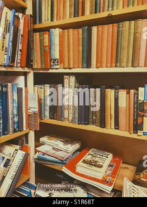 Des livres d'occasion, dans une librairie, Sherborne, Dorset, Angleterre Banque D'Images