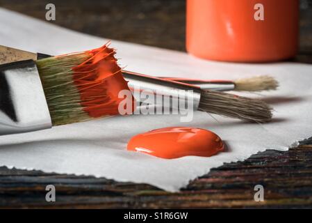 Et les brosses de peinture orange Banque D'Images