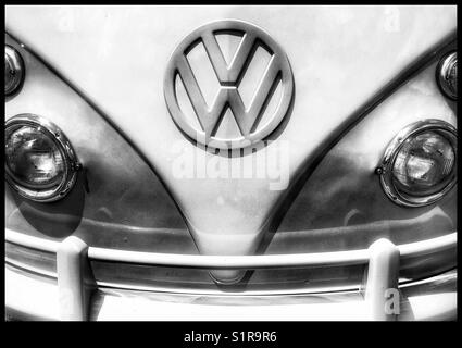 Avant d'un bus VW vintage en noir et blanc Banque D'Images