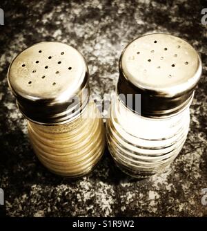 Close up of salt and pepper shakers sur une table de restaurant Banque D'Images