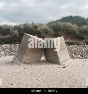 La seconde guerre mondiale, 2 défenses côtières sur la plage à Lossiemouth, Moray, Ecosse. Banque D'Images