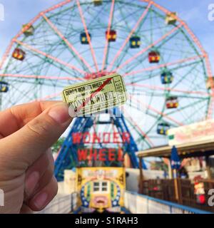 Deno's Wonder Wheel roue feris, Coney Island, Brooklyn, New York, États-Unis d'Amérique. Banque D'Images