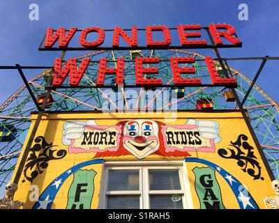 Deno's Wonder Wheel roue feris, Coney Island, Brooklyn, New York, États-Unis d'Amérique. Banque D'Images