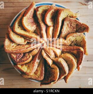 French Toast disposées sur une plaque dans une conception pinwheel Banque D'Images