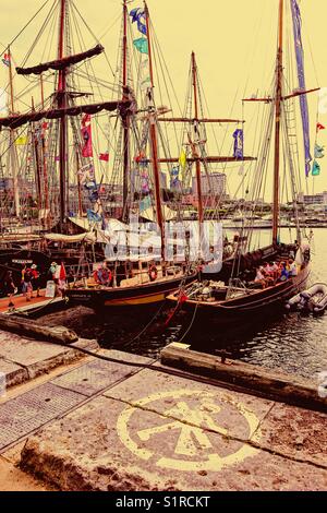 De grands navires qui participent aux Rendez-vous 2017 Tall Ships Regatta et peint aucun signe des piétons, la ville de Québec, Québec, Canada Banque D'Images