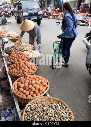 Les œufs de la rue vendeur. Banque D'Images